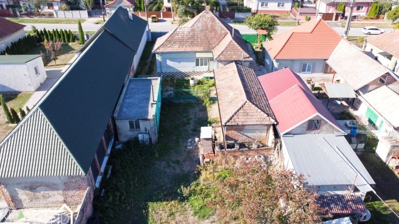 PREDAJ - 4 izbový rodinný dom, Kráľov Brod - Rodinný dom v Kráľovom Brode s dvormi, strechami a vegetáciou, obklopený ďalšími domami.