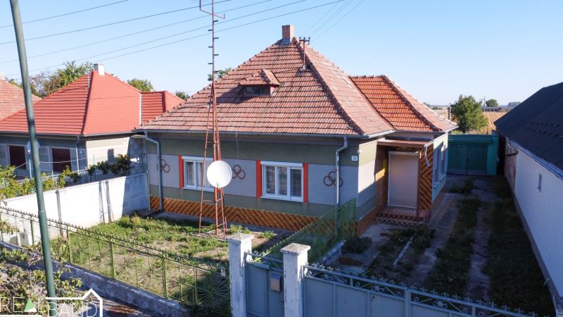 PREDAJ - 4 izbový rodinný dom, Kráľov Brod - Rodinný dom v Kráľovom Brode s červenou šikmou strechou a upravenou záhradou.