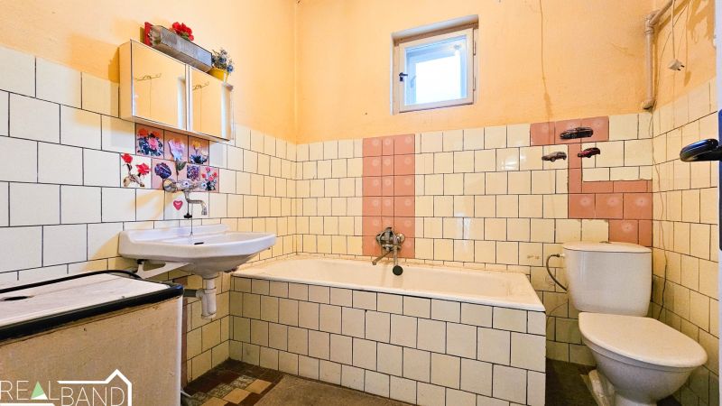PREDAJ - 4 izbový rodinný dom, Kráľov Brod - Kúpeľňa s obkladmi a vaňou v rodinnom dome.