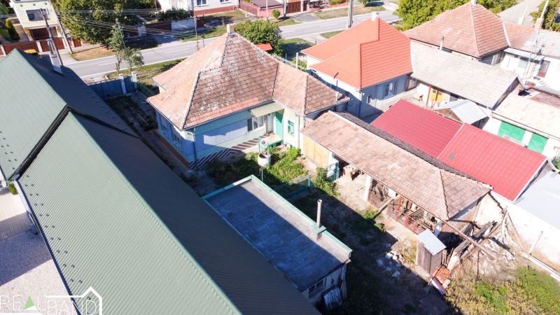 PREDAJ - 4 izbový rodinný dom, Kráľov Brod - Rodinný dom v Kráľovom Brode s tradičnými strechami a dvorom v okolitej zástavbe.
