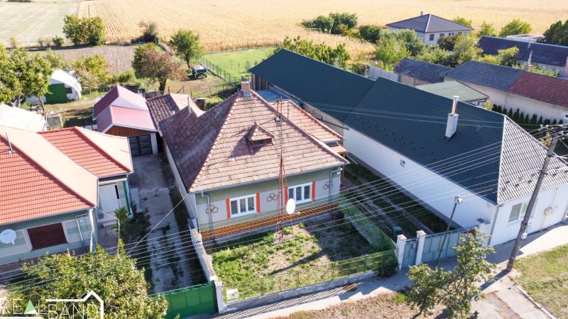 PREDAJ - 4 izbový rodinný dom, Kráľov Brod - Rodinný dom v Kráľovom Brode so záhradou a blízkymi susedmi.