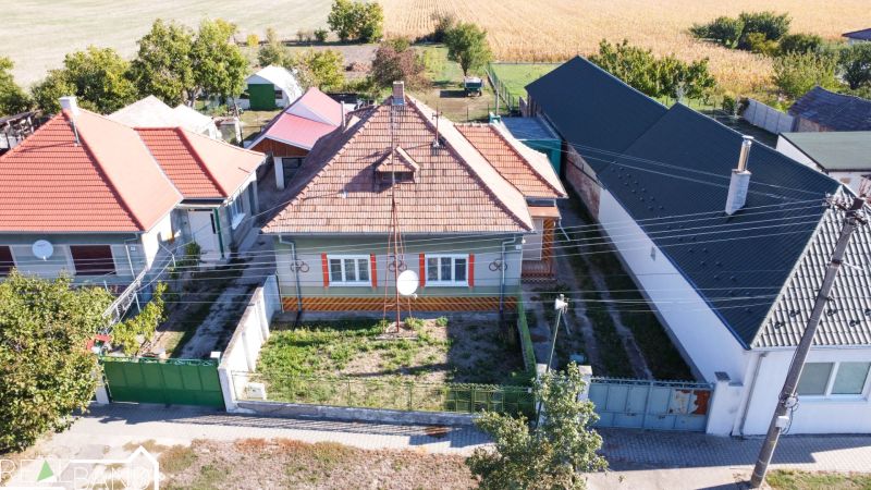 PREDAJ - 4 izbový rodinný dom, Kráľov Brod - Rodinný dom v Kráľovom Brode s priestranným dvorom a prístupovou cestou.