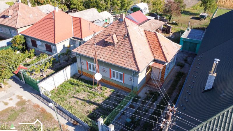 PREDAJ - 4 izbový rodinný dom, Kráľov Brod - Rodinný dom v Kráľovom Brode s terakotovou strechou a upraveným pozemkom.