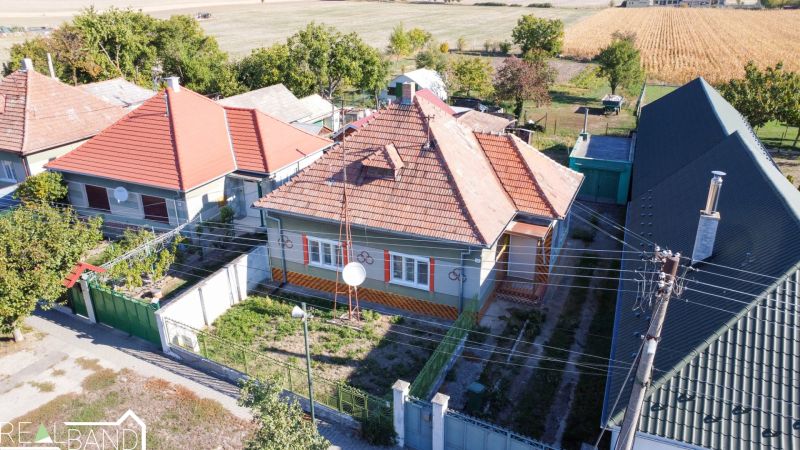 PREDAJ - 4 izbový rodinný dom, Kráľov Brod - Rodinný dom v Kráľovom Brode s tradičnou strechou, okolité záhrady a polia.