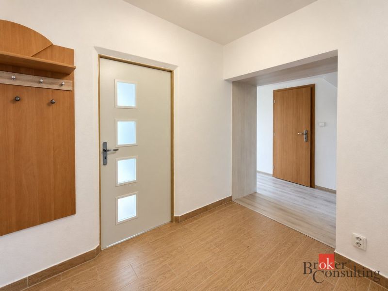 Veľký 3 izbový byt, výborná lokalita, panoramatické výhľady - Chodba 3-izbového bytu s vešiakom a podlahou s dreveným dekorom.
