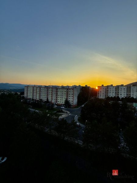 Veľký 3 izbový byt, výborná lokalita, panoramatické výhľady - Západ slnka nad panelákmi a cestou na Karpatskej v Banskej Bystrici.
