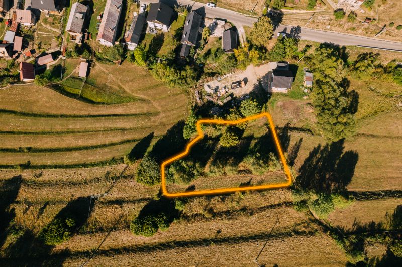 PREDAJ: Pozemky pre rekreačnú chatu, 765 m² – Čierny Balog, Komov - Letecký pohľad na rekreačné pozemky pri ulici Školská v Čiernom Balogu.