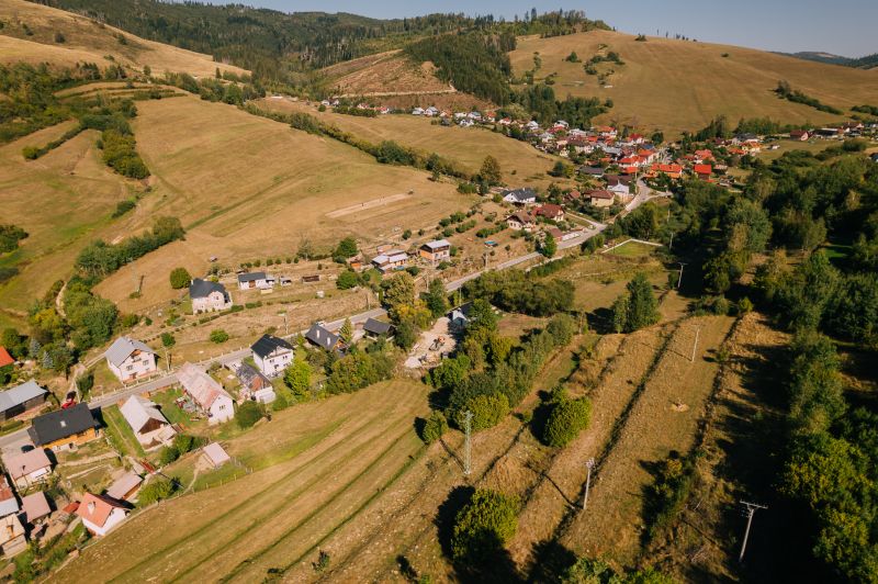 PREDAJ: Pozemky pre rekreačnú chatu, 765 m² – Čierny Balog, Komov - Pohľad zhora na domy a krajinu v Školskej ulici, Čierny Balog, Rekreačné pozemky.