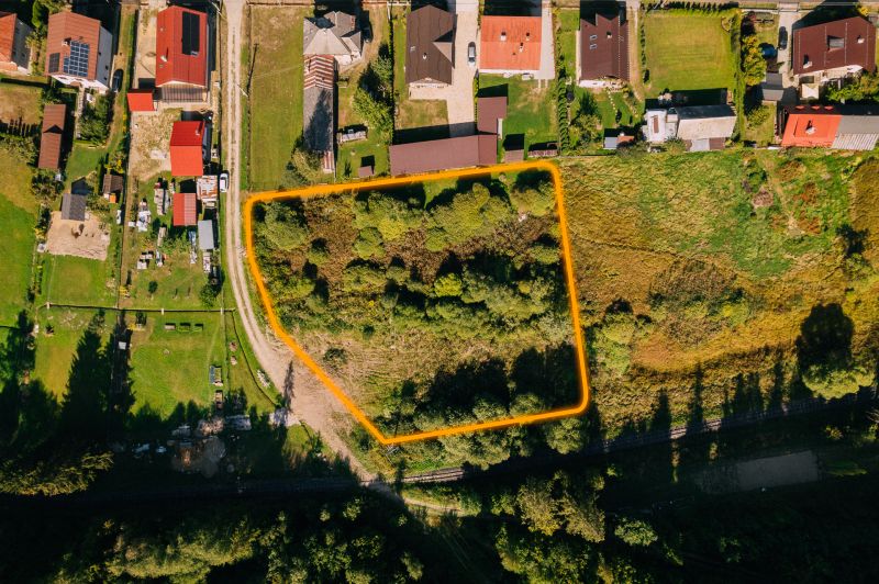Pozemok pre výstavbu rodinných domov 3250 m2, Čierny Balog - Jánošovka - Letecká snímka pozemkov na bývanie v Čiernom Balogu na Švermovej ulici.
