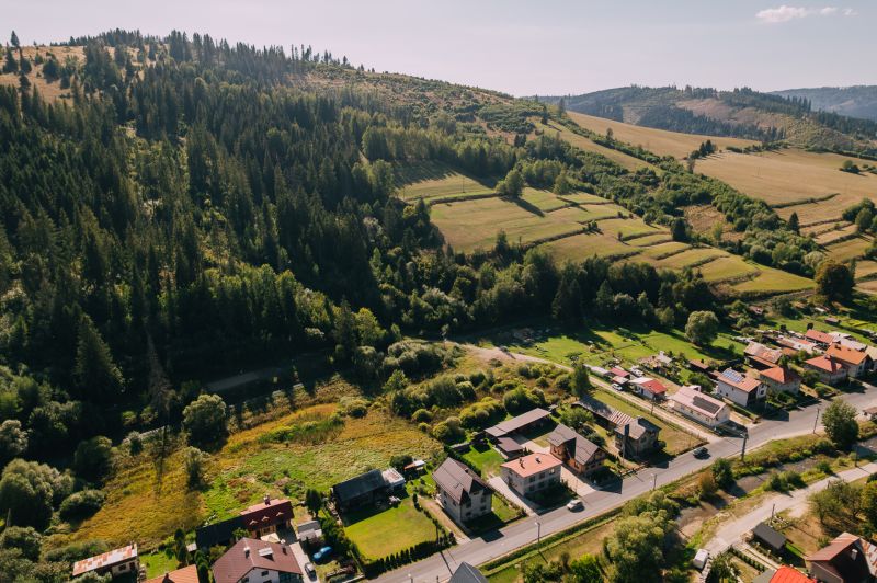 Pozemok pre výstavbu rodinných domov 3250 m2, Čierny Balog - Jánošovka - Letecký pohľad na pozemky na bývanie v Čiernom Balogu, Švermova, s okolitým lesom.
