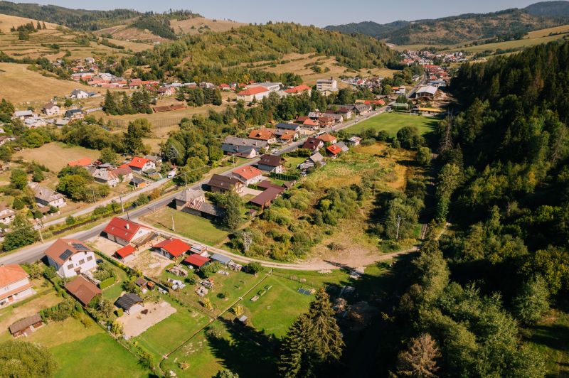 Pozemok pre výstavbu rodinných domov 3250 m2, Čierny Balog - Jánošovka - Letecký pohľad na Švermovu ulicu v Čiernom Balogu s pozemkami na bývanie.