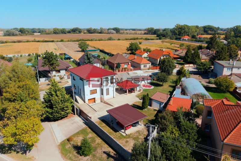 6i DVOJGENERAČNÝ DOM PO REKONŠTRUKCII S VEĽKÝM POZEMKOM A SMARTHOME –