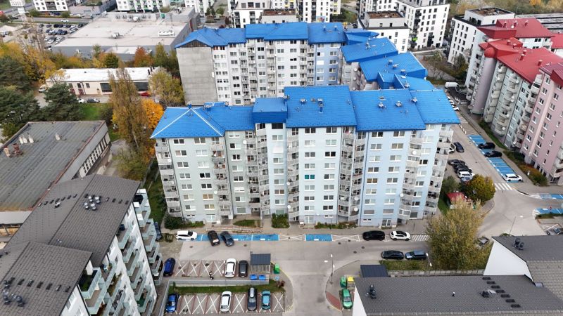 RIVERS | Nebytový priestor v Dúbravke na predaj - Panelové domy s modrou strechou a parkoviskami v Bratislave - Dúbravke na Agátovej.