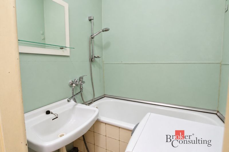 Svetlý a teplý 2-izbový byt s balkónom v centre Spišskej Novej Vsi (52 - Kúpeľňa s vaňou, bielym umývadlom, zrkadlom a práčkou v 2-izbovom byte.