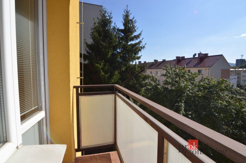 Svetlý a teplý 2-izbový byt s balkónom v centre Spišskej Novej Vsi (52 - Balkón v 2-izbovom byte na Fraňa Kráľa v Spišskej Novej Vsi s výhľadom na zeleň.