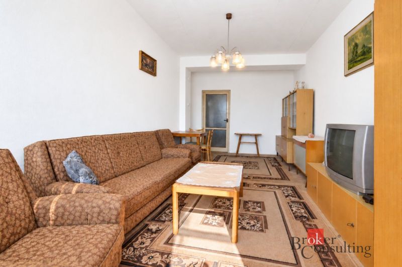 Svetlý a teplý 2-izbový byt s balkónom v centre Spišskej Novej Vsi (52 - Obývacia izba s hnedým gaučom, konferenčným stolíkom a televízorom v 2-izbovom byte.