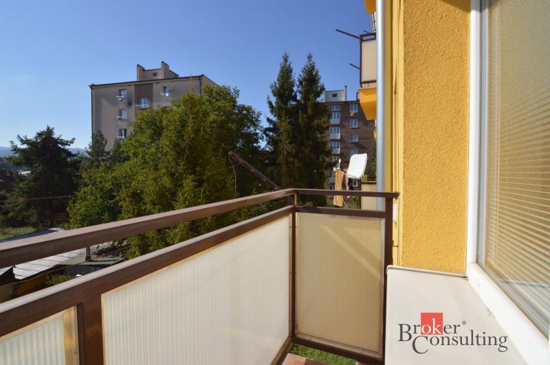Svetlý a teplý 2-izbový byt s balkónom v centre Spišskej Novej Vsi (52 - Balkón z 2-izbového bytu na Fraňa Kráľa v Spišskej Novej Vsi s výhľadom na zeleň.