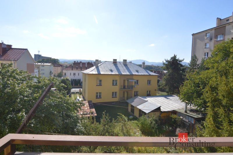 Svetlý a teplý 2-izbový byt s balkónom v centre Spišskej Novej Vsi (52 - Výhľad z 2-izbového bytu na Fraňa Kráľa v Spišskej Novej Vsi, obklopený zeleňou.