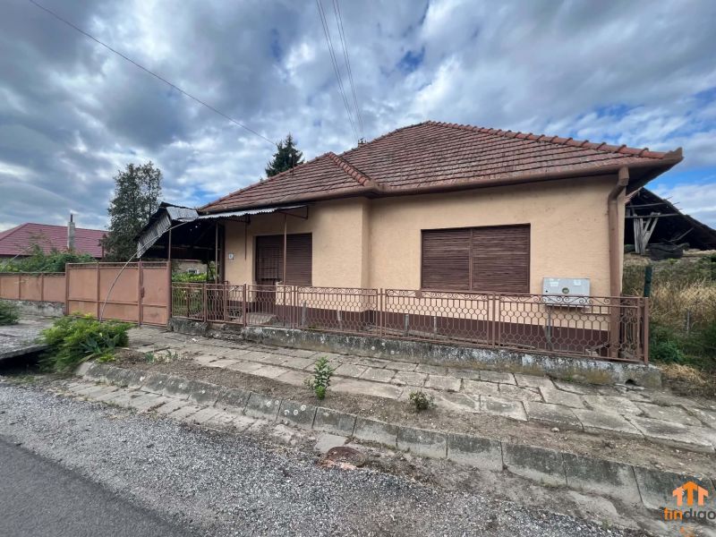 PREDAJ - Rodinný dom v obci Kamenica nad Hronom – len 5 km od Štúrova - Rodinný dom v Kamenici nad Hronom s hnedou fasádou a plechovým plotom.