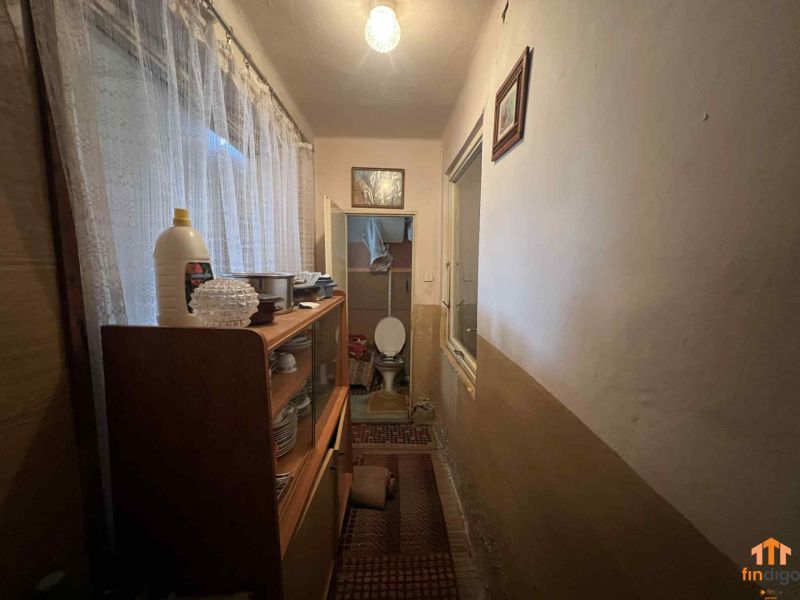 PREDAJ - Rodinný dom v obci Kamenica nad Hronom – len 5 km od Štúrova - Úzky koridor v rodinnom dome s klasickým vybavením, záclony a nábytok na uloženie.