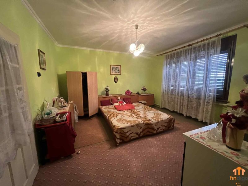 PREDAJ - Rodinný dom v obci Kamenica nad Hronom – len 5 km od Štúrova - Spálňa v rodinnom dome s kobercovou podlahou, posteľou, komodami a svetlozelenými stenami.