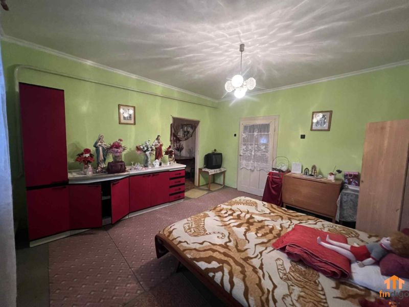 PREDAJ - Rodinný dom v obci Kamenica nad Hronom – len 5 km od Štúrova - Spálňa v rodinnom dome so zelenými stenami a červeným nábytkom.