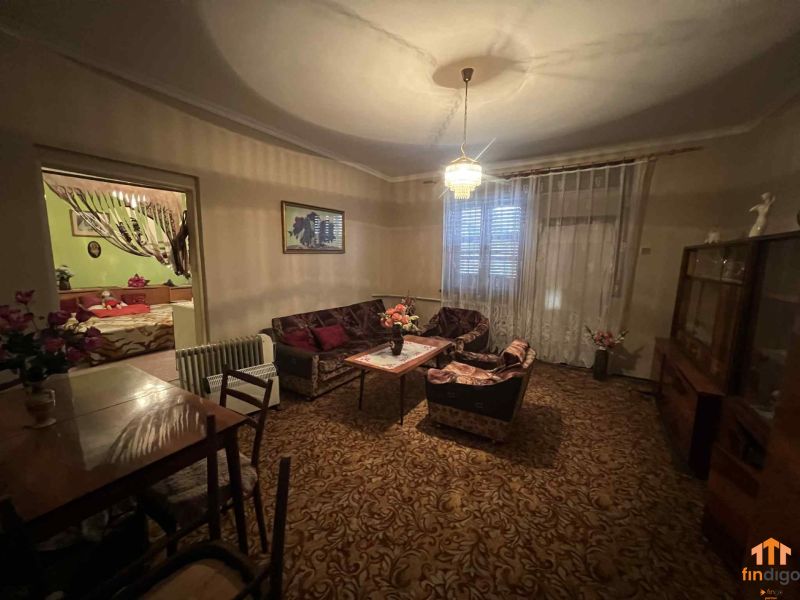 PREDAJ - Rodinný dom v obci Kamenica nad Hronom – len 5 km od Štúrova - Obývacia izba v rodinnom dome s kobercom a jedálenským stolom.