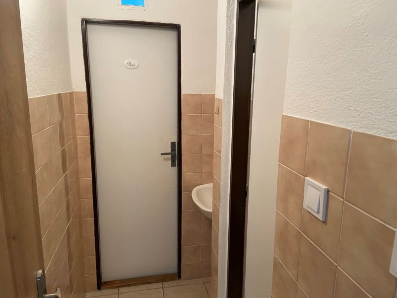 Kancelária na prenájom v centre Rimavskej Soboty za výhodnú cenu - Dvere na toaletu s nápisom 