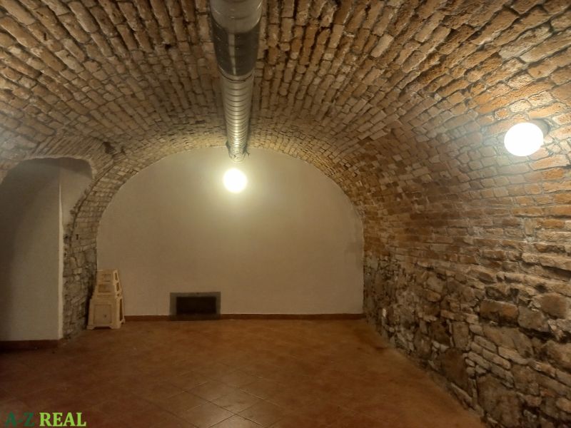 Na predaj obchodný priestor, 88,54 m2, Staré Mesto - pešia zóna. - Klenutý strop v obchodných priestoroch s tehlovou stenou a keramickou podlahou.