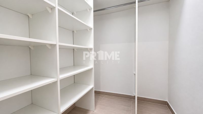 Moderný 2-izbový apartmán, balkón, sklad, Šancová-novostavba PREMIÈRE - Úložný priestor s bielymi regálmi v 2-izbovom byte.