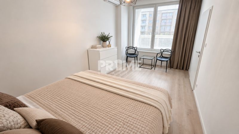 Moderný 2-izbový apartmán, balkón, sklad, Šancová-novostavba PREMIÈRE - Svetlá spálňa v 2-izbovom byte s podlahou s dreveným dekorom a jednoduchým nábytkom.