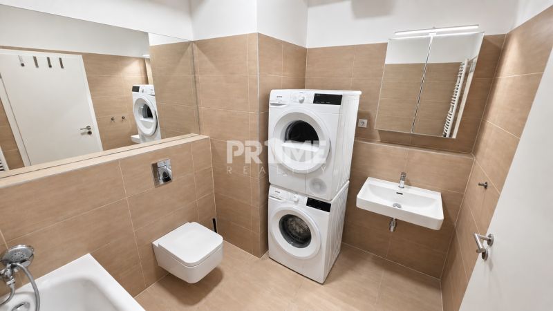 Moderný 2-izbový apartmán, balkón, sklad, Šancová-novostavba PREMIÈRE - Kúpeľňa 2-izbového bytu so sprchou, umývadlom, toaletou a práčkou so sušičkou.