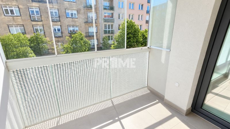 Moderný 2-izbový apartmán, balkón, sklad, Šancová-novostavba PREMIÈRE - Balkón s výhľadom na ulicu v 2-izbovom byte s moderným zábradlím.