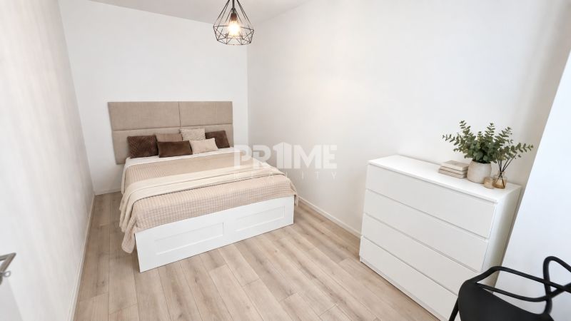 Moderný 2-izbový apartmán, balkón, sklad, Šancová-novostavba PREMIÈRE - Izba v 2-izbovom byte s posteľou, komodou a podlahou s dreveným dekorom.