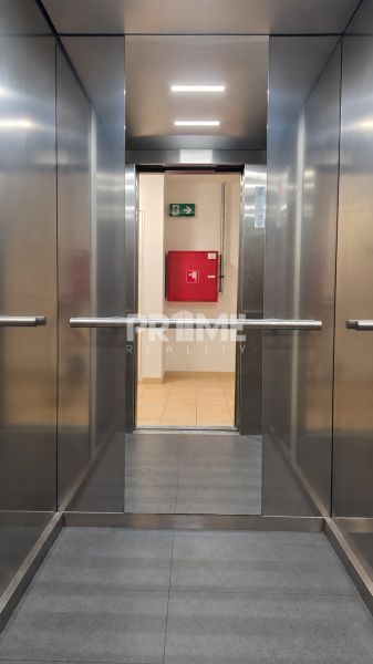 Moderný 2-izbový apartmán, balkón, sklad, Šancová-novostavba PREMIÈRE - Interiér výťahu s kovovými stenami a pohľadom na chodbu.