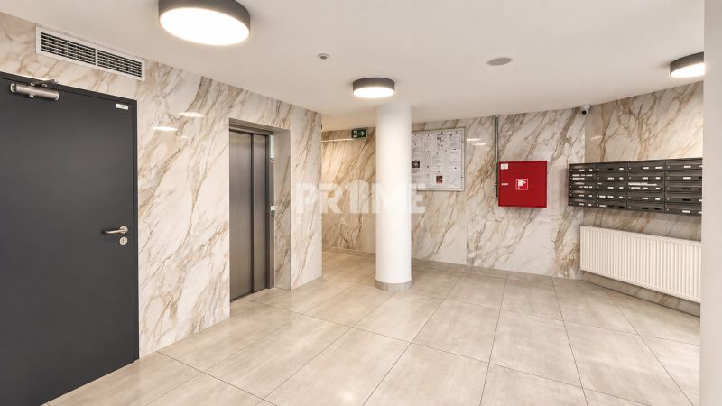 Moderný 2-izbový apartmán, balkón, sklad, Šancová-novostavba PREMIÈRE - Vchodová hala s mramorovými stenami, poštovými schránkami a výťahom v 2-izbovom byte.