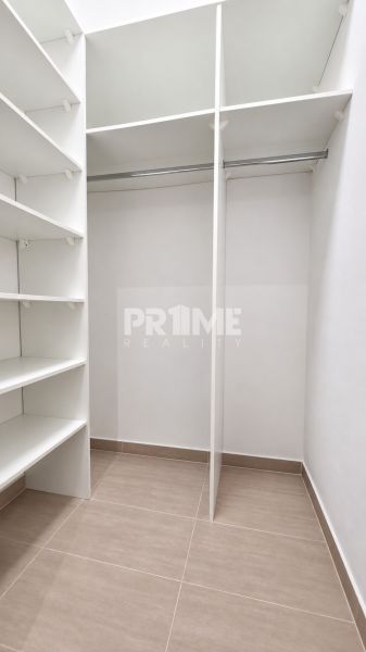 Moderný 2-izbový apartmán, balkón, sklad, Šancová-novostavba PREMIÈRE - Šatník s policami a vešiakovou tyčou v 2-izbovom byte.地板.