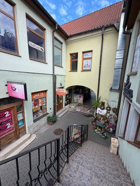 Obchodný priestor - TOP PONUKA V CENTRE - Schody vedú k obchodným priestorom v historickom centre Topoľčian, obklopeným obchodmi.