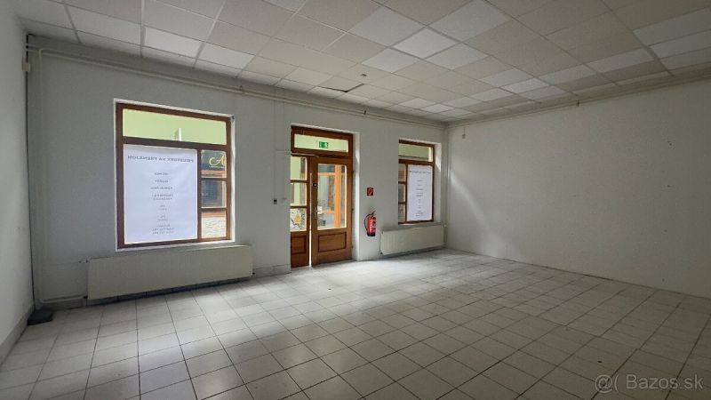 Obchodný priestor - TOP PONUKA V CENTRE - Obchodné priestory s dlažbou a veľkými oknami, čakajúce na využitie.