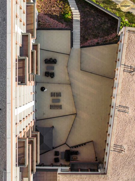 I Projekt Rezidencia MIEROVA - Výstavba bytov na ulici Mierová v Bratislave - Ružinov, pohľad zhora na terasu.