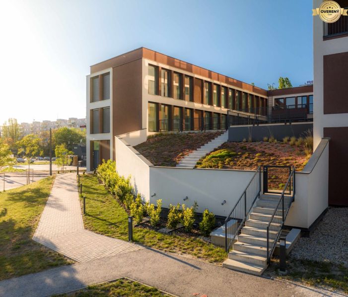 I Projekt Rezidencia MIEROVA - Výstavba bytov na Mierovej ulici v Bratislava - Ružinov s upraveným zeleným plochou.