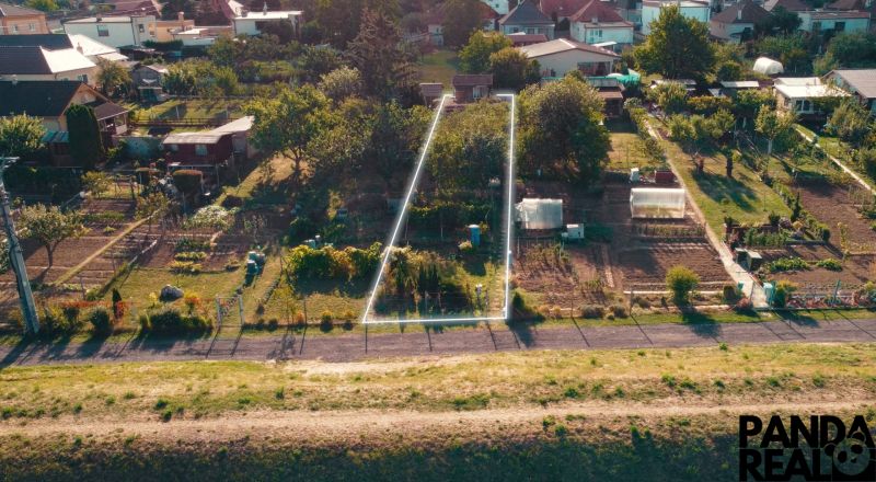 3.izbový byt so záhradou /420 m²/ a chatkou BOŠANY - Letecký pohľad na záhradu v Bošanoch na ulici Janka Kráľa s vyznačenými hranicami.