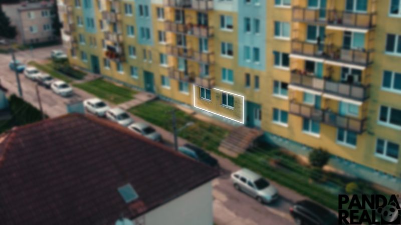 3.izbový byt so záhradou /420 m²/ a chatkou BOŠANY - Ulica Janka Kráľa v Bošanoch, byt s označením. Parkovanie a panelák pri 3-izbovom byte.