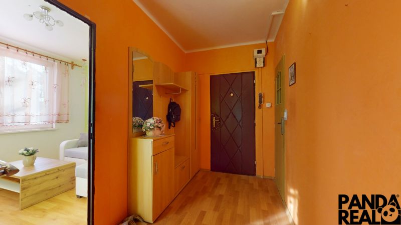 3.izbový byt so záhradou /420 m²/ a chatkou BOŠANY - Chodba 3-izbového bytu s nábytkom a podlahou s dreveným dekorom.