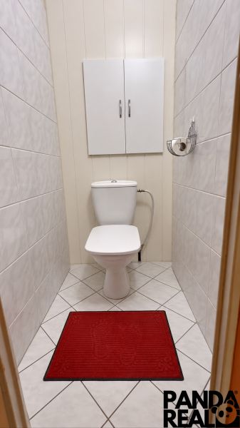3.izbový byt so záhradou /420 m²/ a chatkou BOŠANY - Toaleta so skrinkou a červeným koberčekom v 3-izbovom byte.