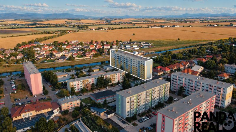 3.izbový byt so záhradou /420 m²/ a chatkou BOŠANY - Pohľad na 3-izbový byt na ulici Janka Kráľa v Bošanoch s okolitou krajinou.