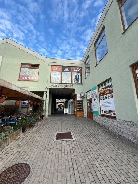 Lukratívny obchodný priestor v Centre Topolčian   - Obchodné priestory v Topoľčanoch s otvorenou pasážou a vonkajšími reklamami.