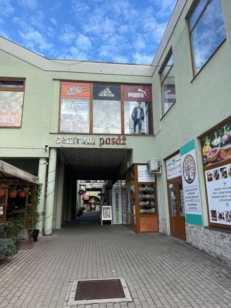 Lukratívny obchodný priestor v Centre Topolčian   - Obchodné priestory v Topoľčanoch so vstupom do centra pasáže a pohľadom na vitríny.