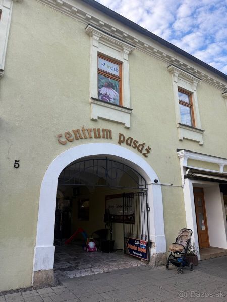Lukratívny obchodný priestor v Centre Topolčian   - Obchodné priestory v Topoľčanoch s nápisom 
