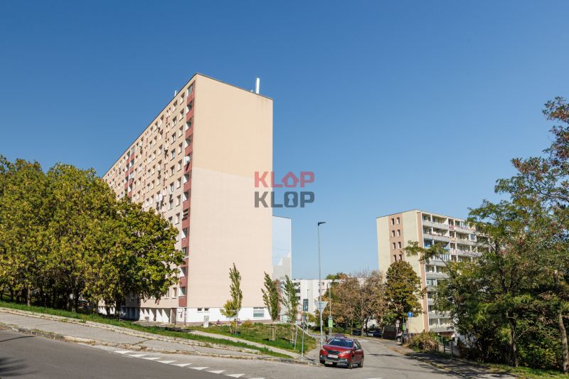 Pozrite si NOVÝ 2 i BYT po ČERSTVEJ REKONŠTRUKCII, KLIMATIZÁCIA - Bytové domy na Adámiho ulici v Bratislave - Karlovej Vsi obklopené zeleňou a cestou.